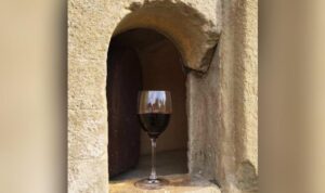 Kisah jendela anggur di restoran-restoran di Italia yang digunakan untuk menjaga jarak sosial pada abad ke-15